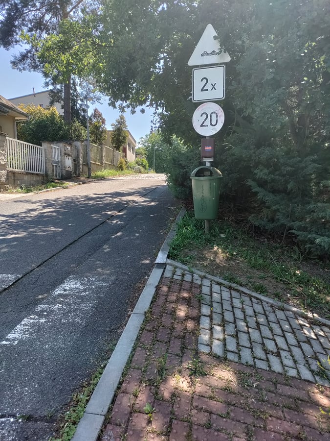 Nesmyslně umístěný koš