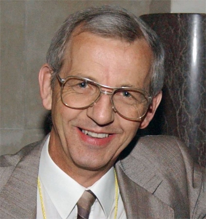 Dr Andrew Saunders