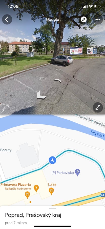 Veľké parkovisko s niekoľko miestami pre ztp