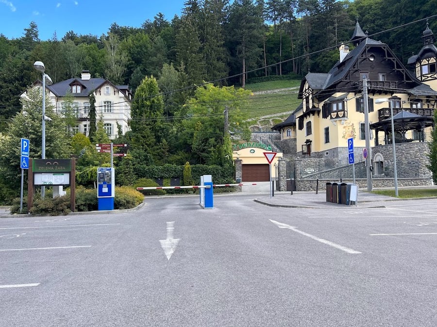 4 parkovacie miesta za rampou