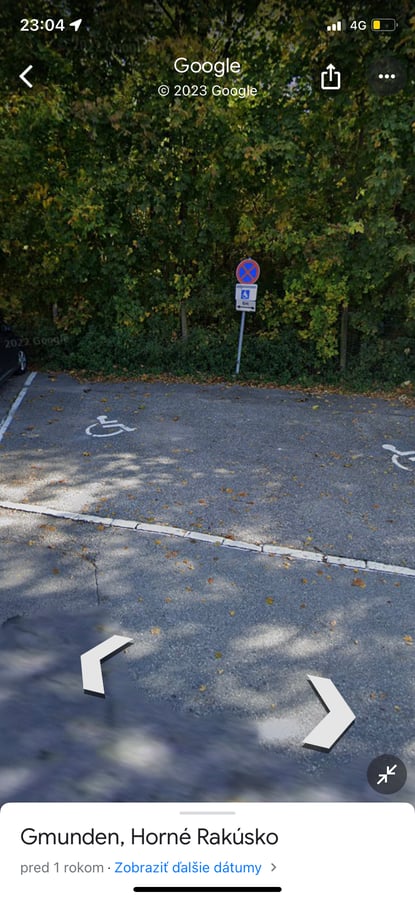 parkovacie miesto neďaleko zámku na vode 