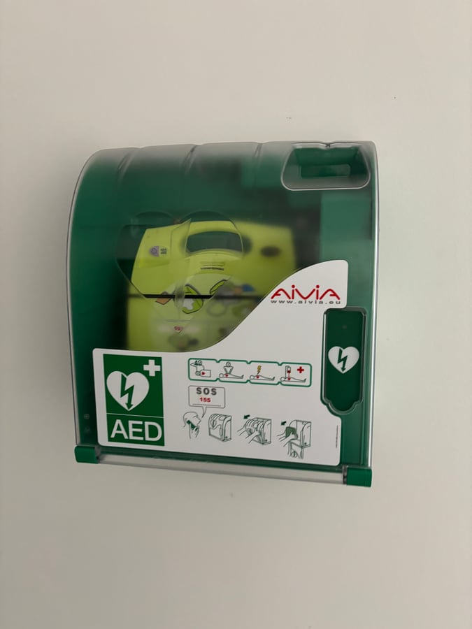 AED (defibrilator)