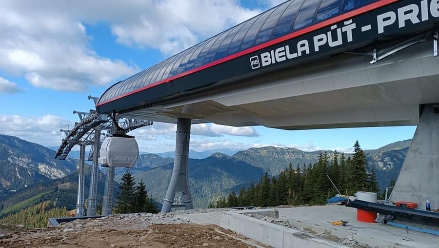 Horná stanica Biela púť - Priehyba a prestupny bod na lanovku smerom na Chopok