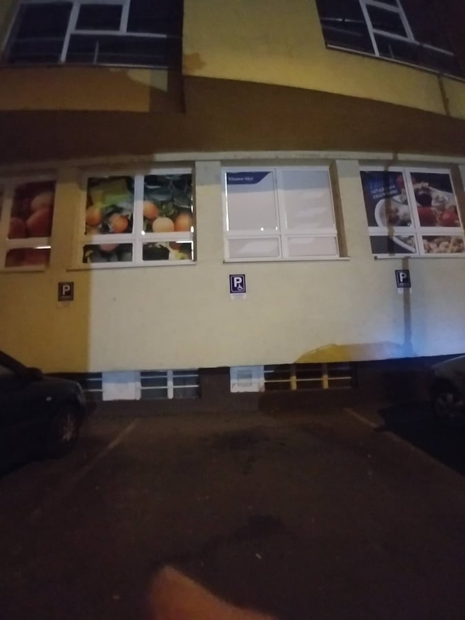 Parkovanie pri malom Tescu