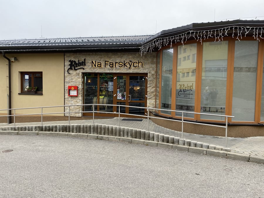 Rebel Na Farských - restaurace