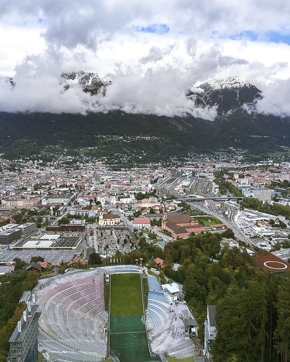 Skokanský mostík Innsbruck-pozemny výťah a vyhliadková plošina na mostíku