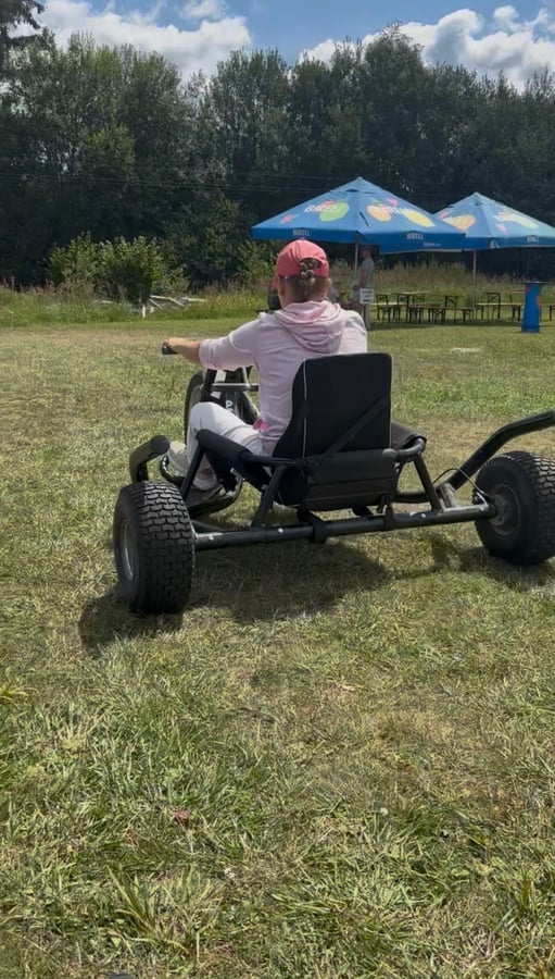 Adrenalínový zjazd na trojkolkách