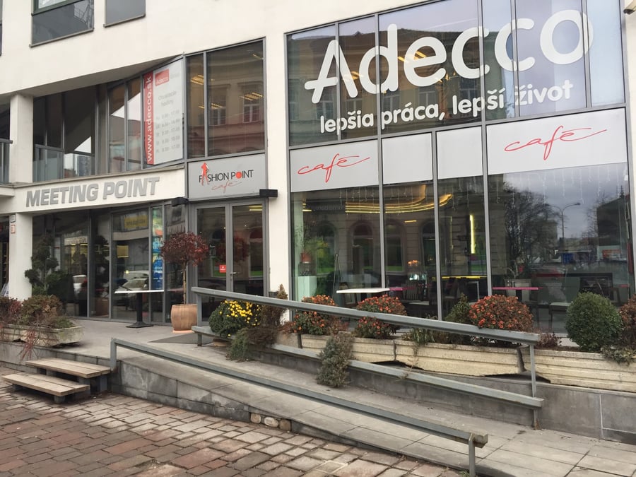 Adecco a Fashion Point café