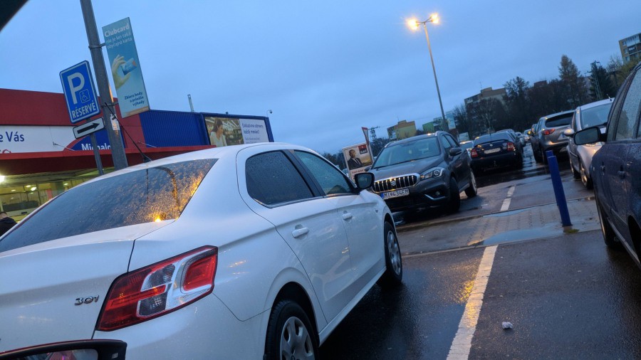 Hypermarket Tesco Parkovisko