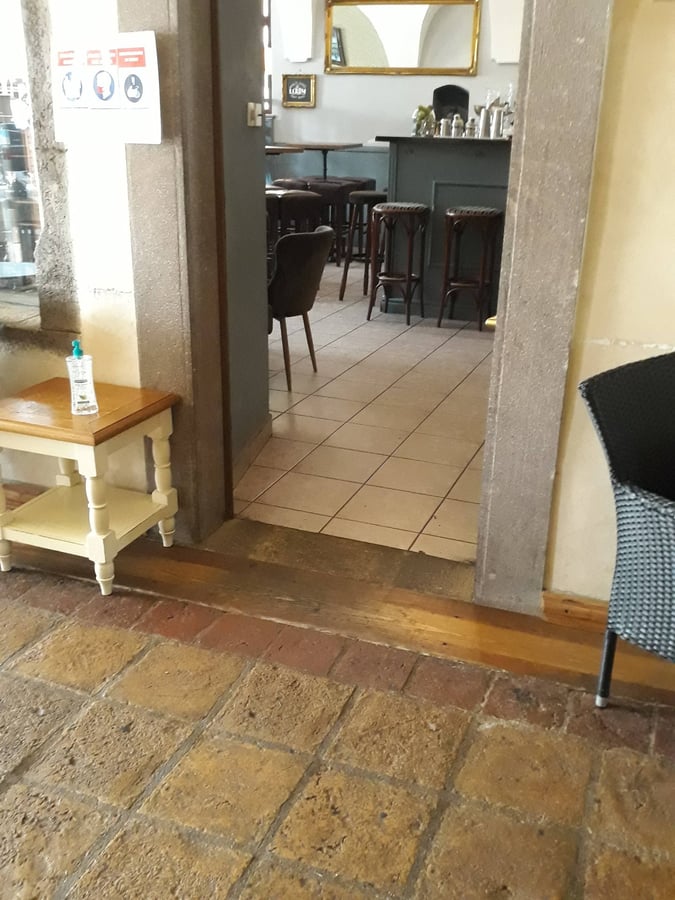 Le Roy bar