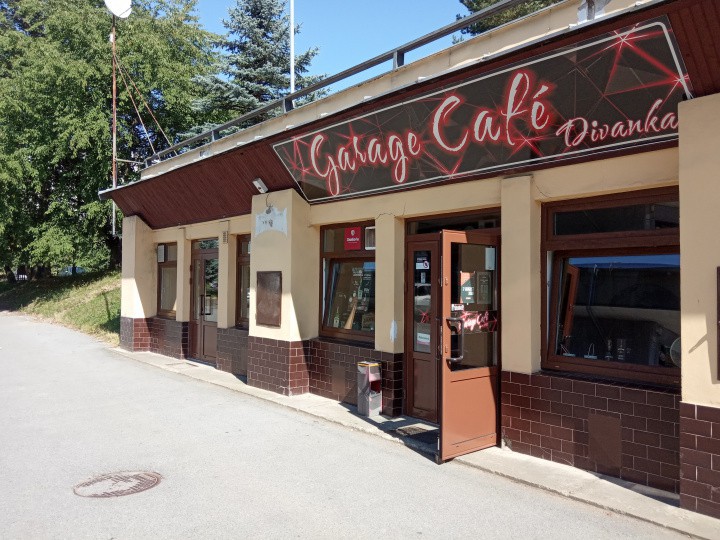 Divanka Garage Café