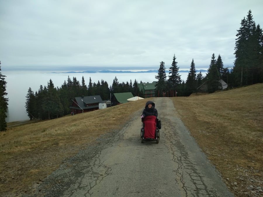 Martinské Hole smer vysielač . Zaparkovať auto hore na Martinských Holiach a cesta k vysielaču je asfaltová. Asfalt je miestami veľmi zničený a ide o prudké stúpanie ale stojí to za to. Su tam krásne výhľady.