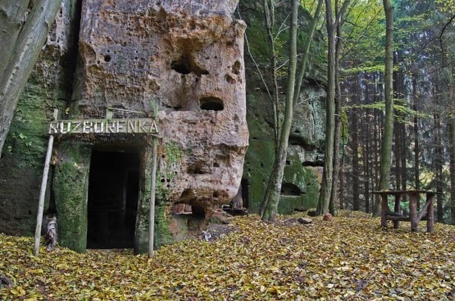 Rozbořenka Cave in the Kokořín region