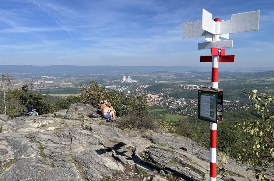 Znělcová hora Bořeň v Českém středohoří – geologický "bratr" Ďáblovy věže v americkém Wyomingu