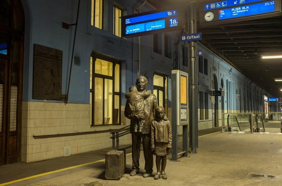 Statue of Nicholas Winton and children at Central Station