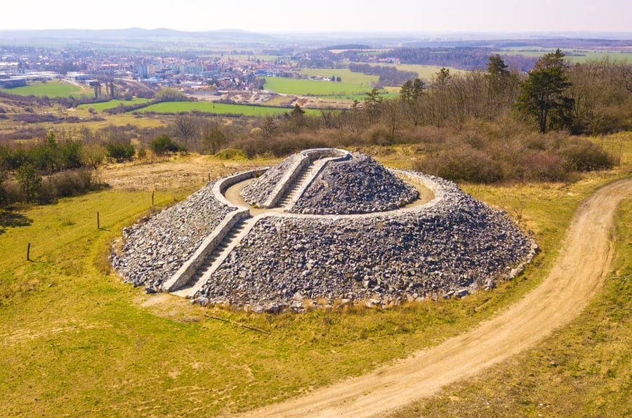Vyhlídková mohyla na Šlovickém vrchu u Dobřan