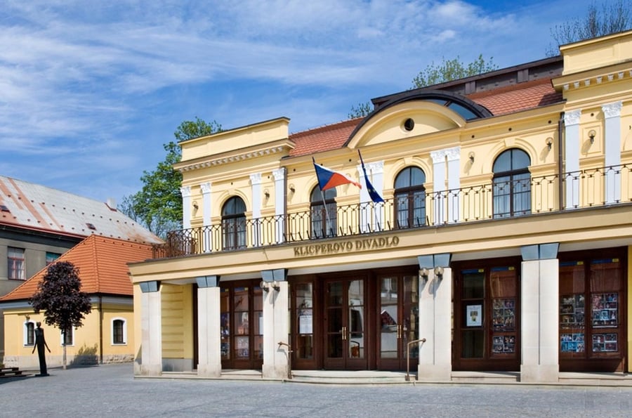 Socha Evy před letní scénou Klicperova divadla