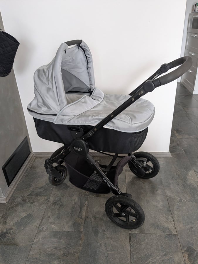 Kočárek trojkombinace a autosedačkou