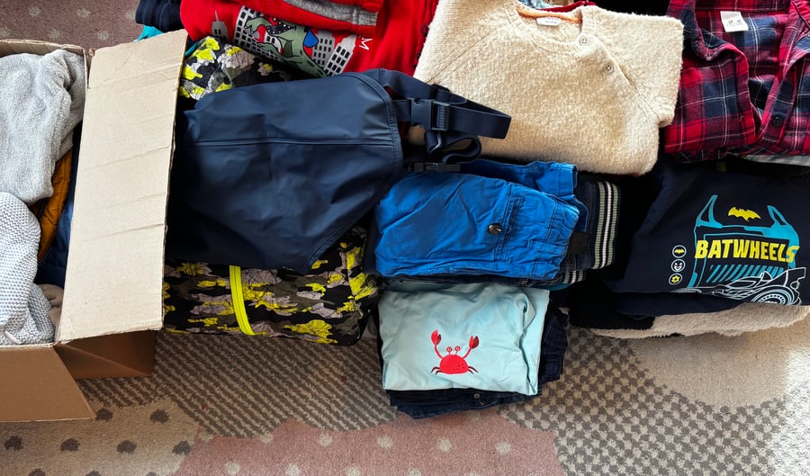 Daruji chlapecké oblečení 