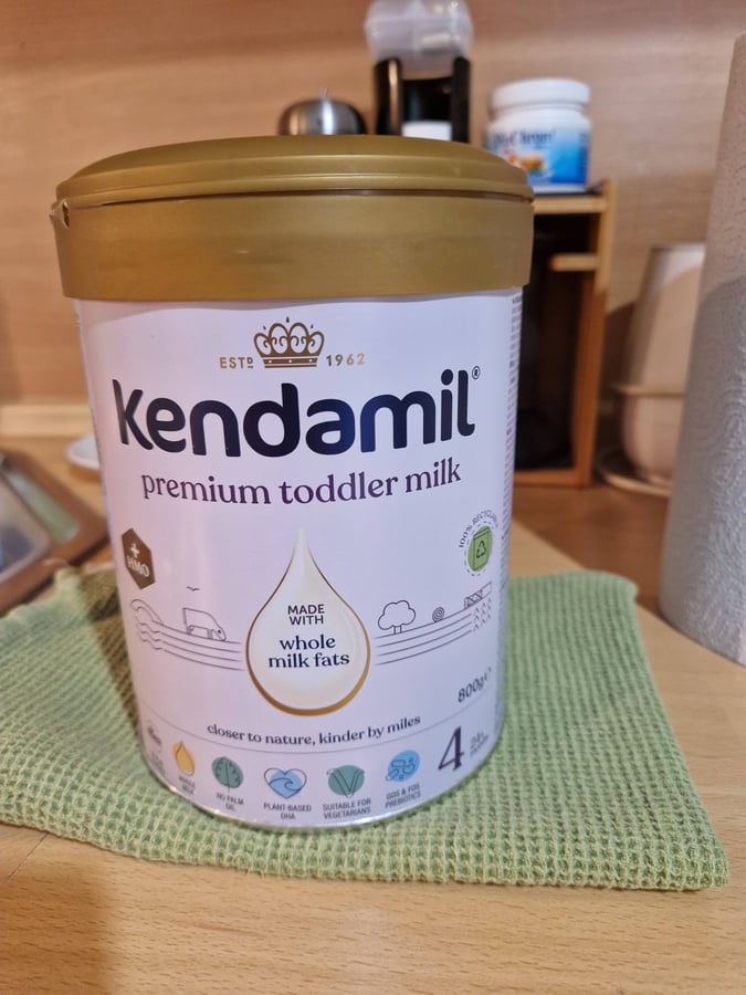 Pokračovací mléko Kendamil, čerstvě otevřené