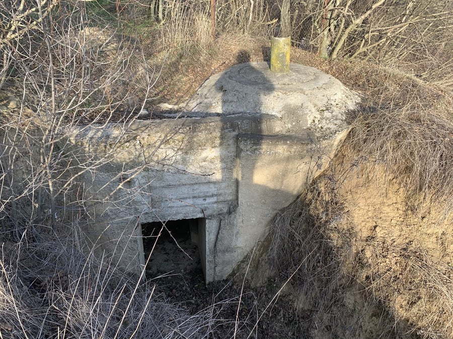 Guľometné podzemné hniezdo - bunker "Tobruk"