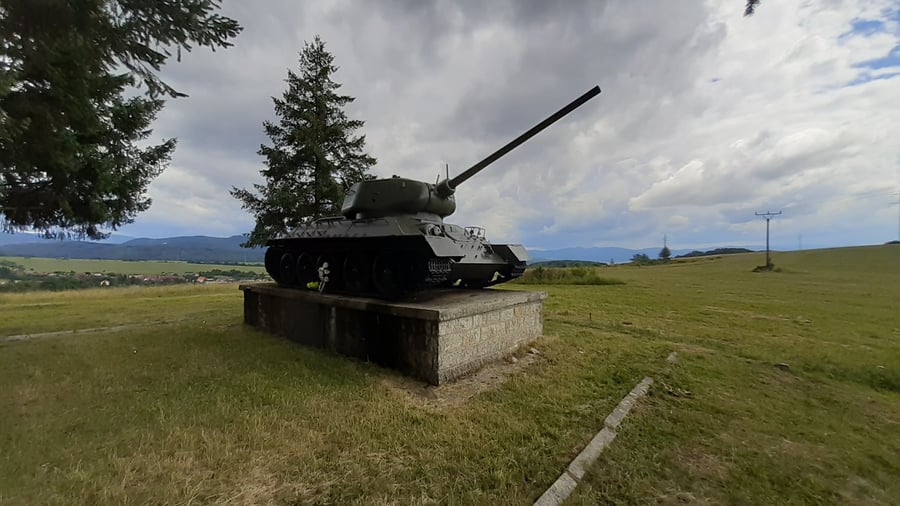 Tank T-34, pamätník
