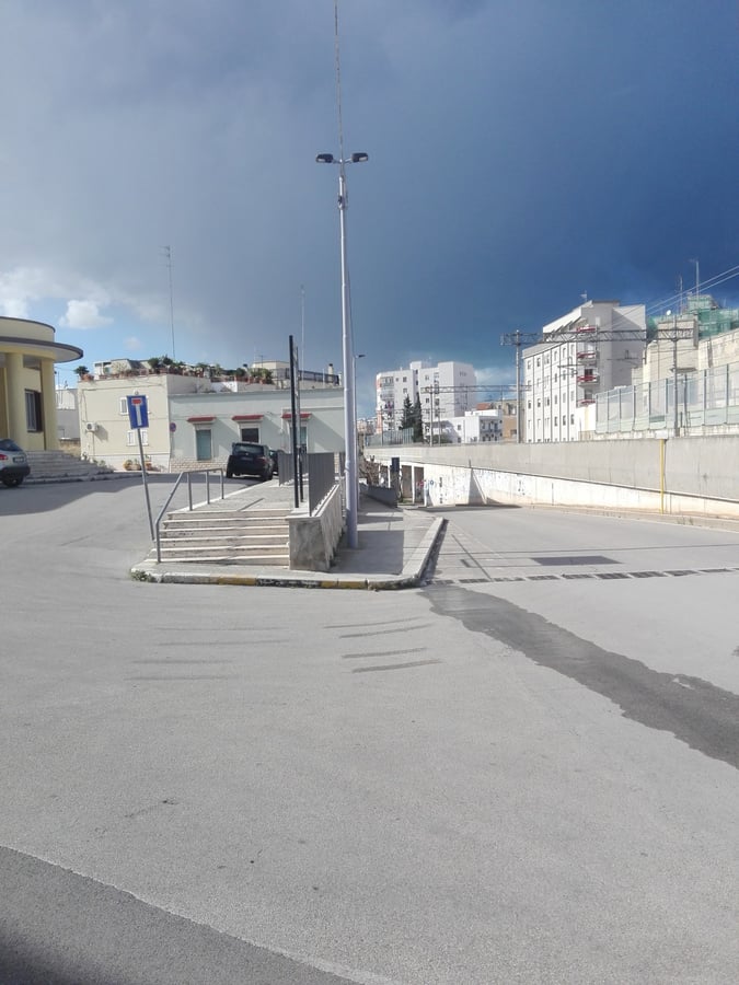 Ospedale di Monopoli Largo Veneziani manca la rampa per il marciapiede