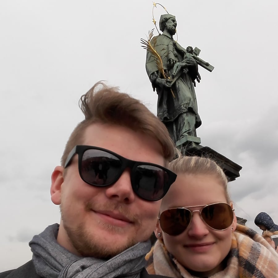 Socha sv. Jana Nepomuckého na Karlově mostě v Praze