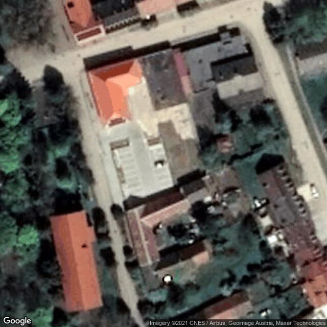 Parkoviště u prostřed obce 