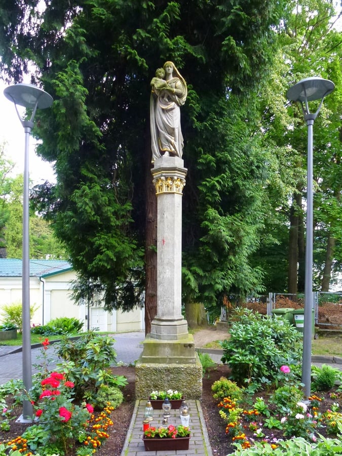 Lądek-Zdrój. Kolumna maryjna przed Sanktuarium Matki Boskiej Uzdrowienia Chorych.