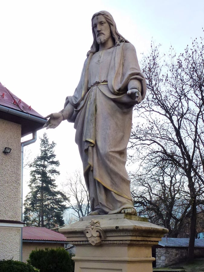 Polanica-Zdrój, ul. Reymonta Władysława 1. Klasztor Chrystusa Króla. Figura Chrystusa na dziedzińcu klasztoru