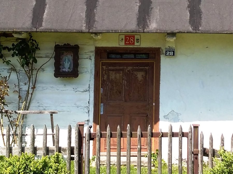Różanka nr 28. Dom Sudecki z kapliczką skrzynkową.