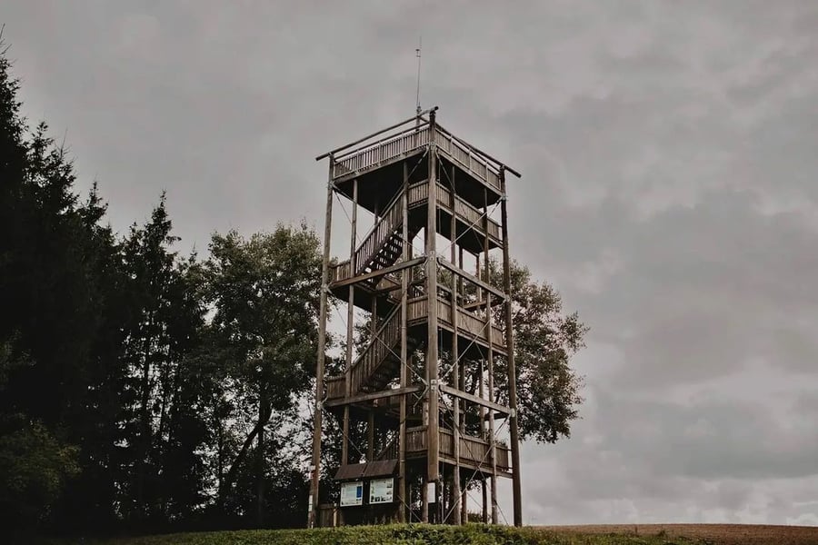 Dobře ukrytá rozhledna Járy Cimrmana