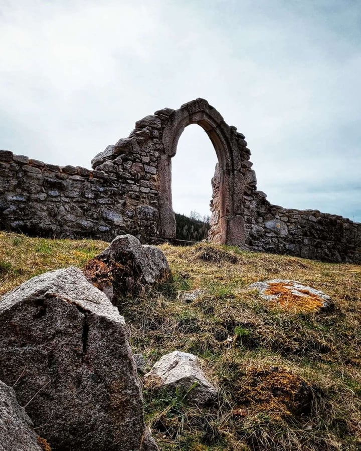 Zbytky kostela sv. Mikuláše pod Krudumem
