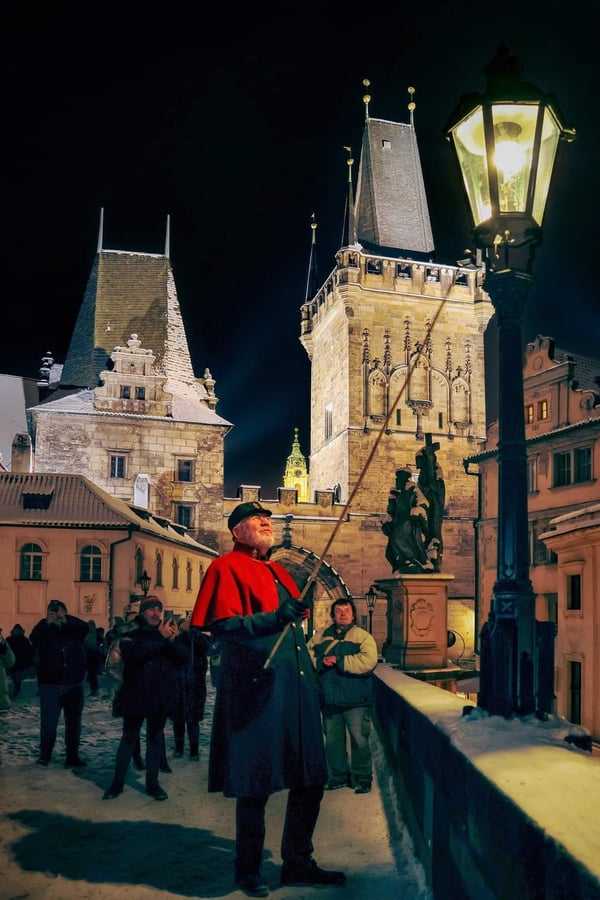 Lampář na Karlově mostě