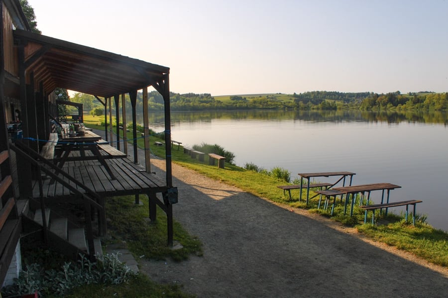 Kemp Moře u rybníku Řeka