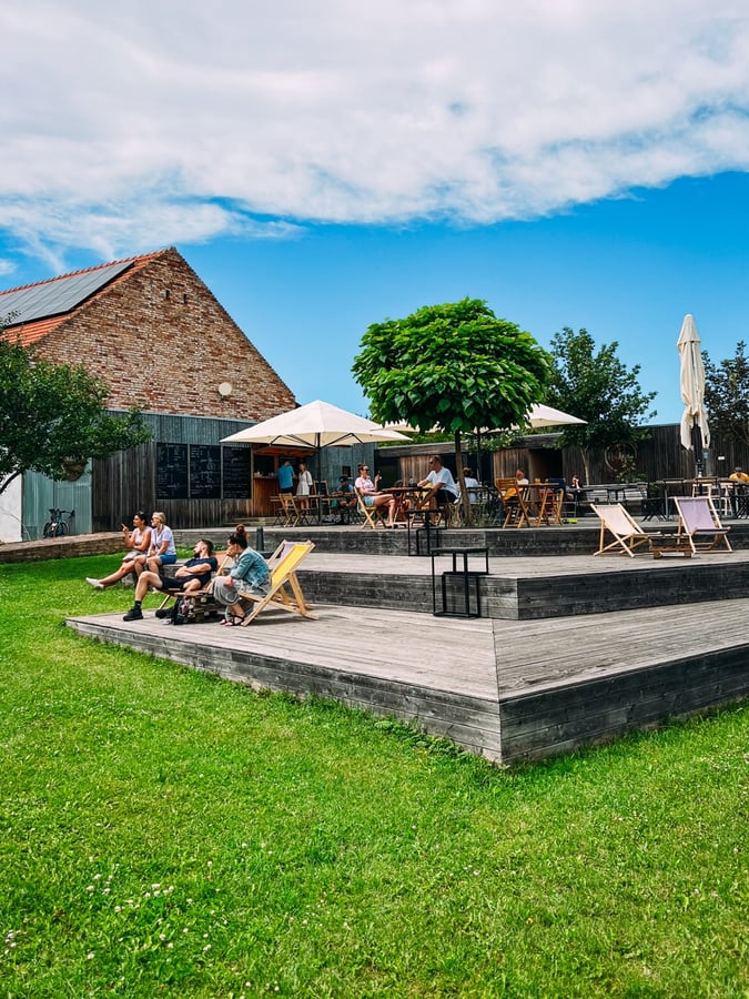Sezónní bistro na kopci
