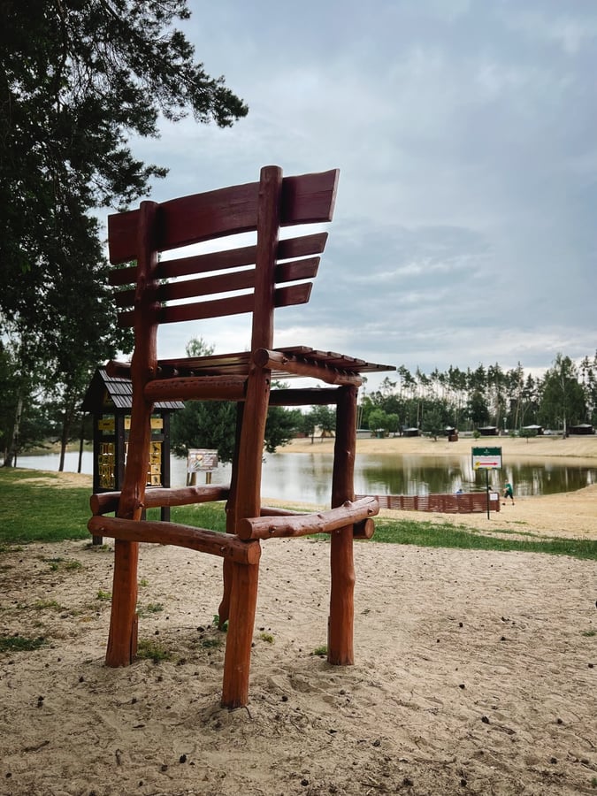 Obří židle Stříbrný rybník