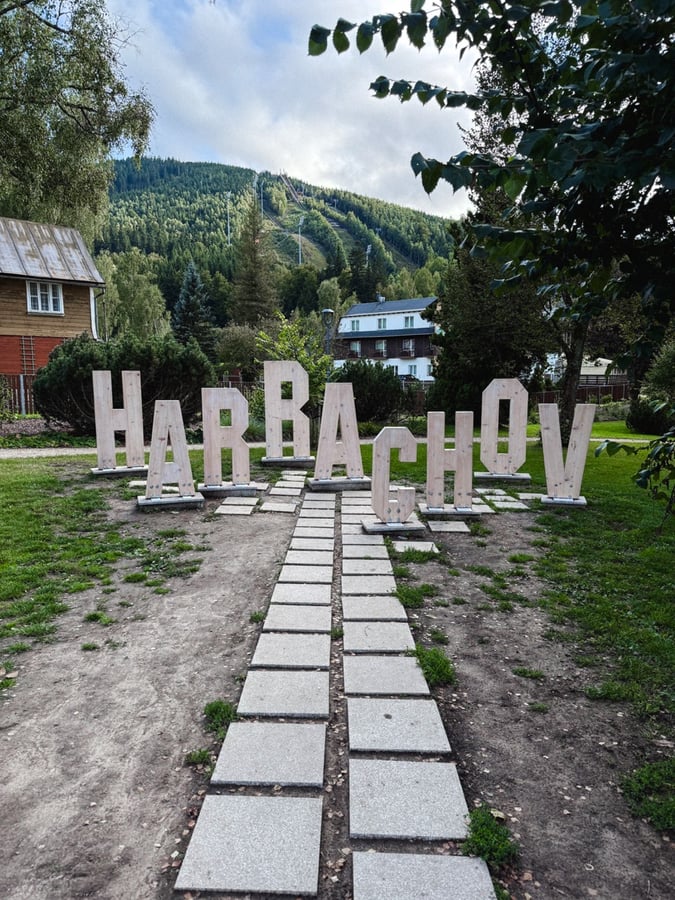 Dřevěný nápis Harrachov