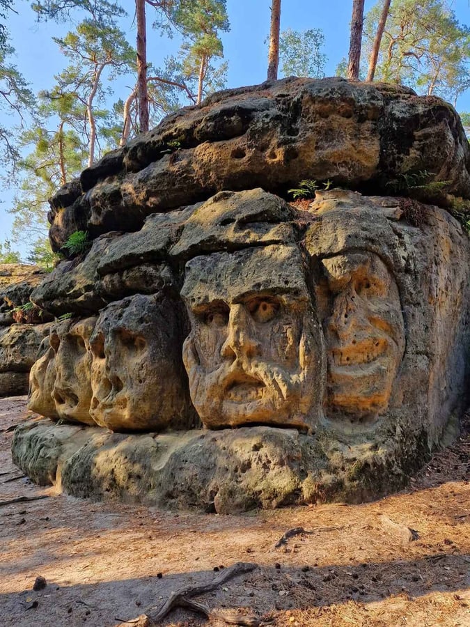 Skalní reliéfy a jeskyně Harfenice