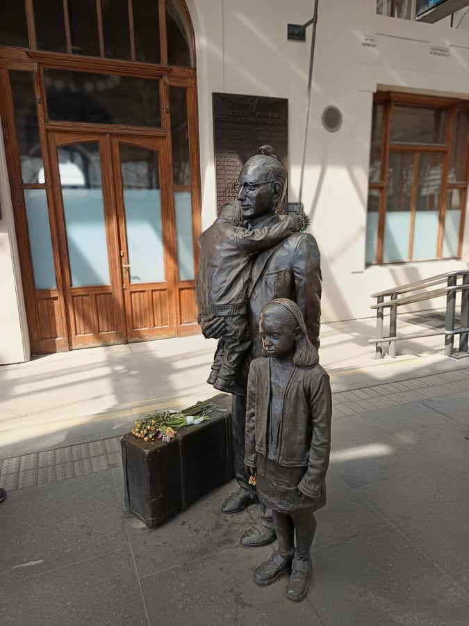 Socha Nicolase Wintona