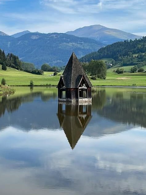 Kirchturm im See