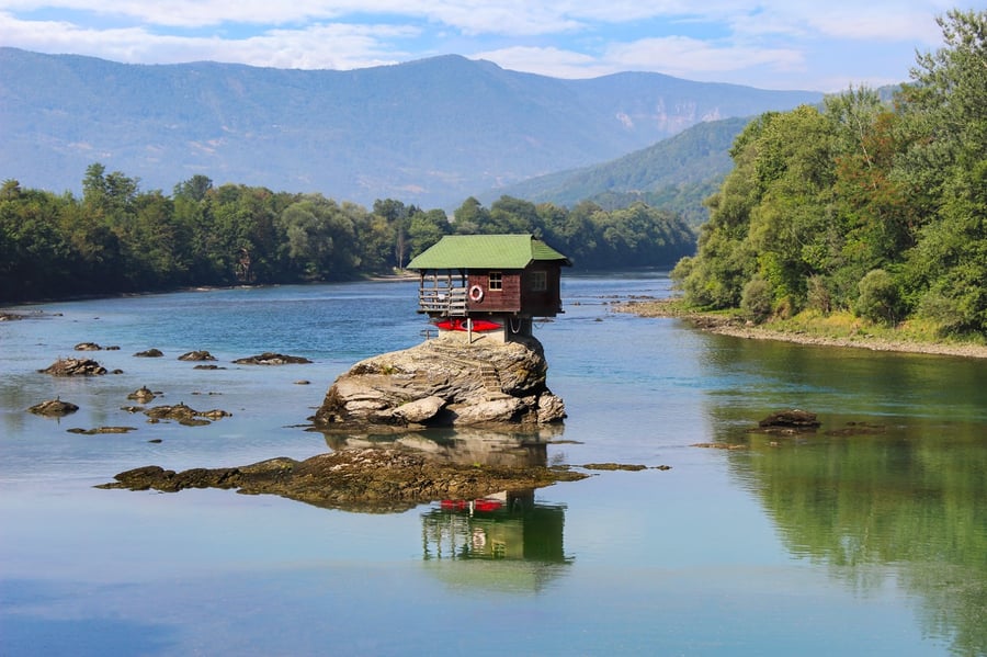 Chaloupka na řece Drina