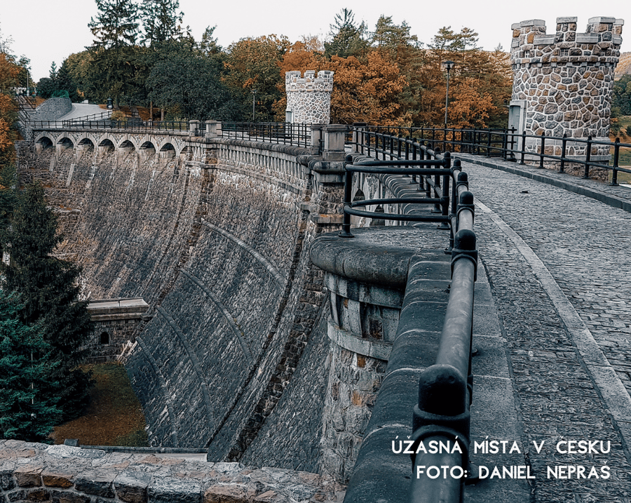 Kamenná hráz vodní nádrže Pařížov