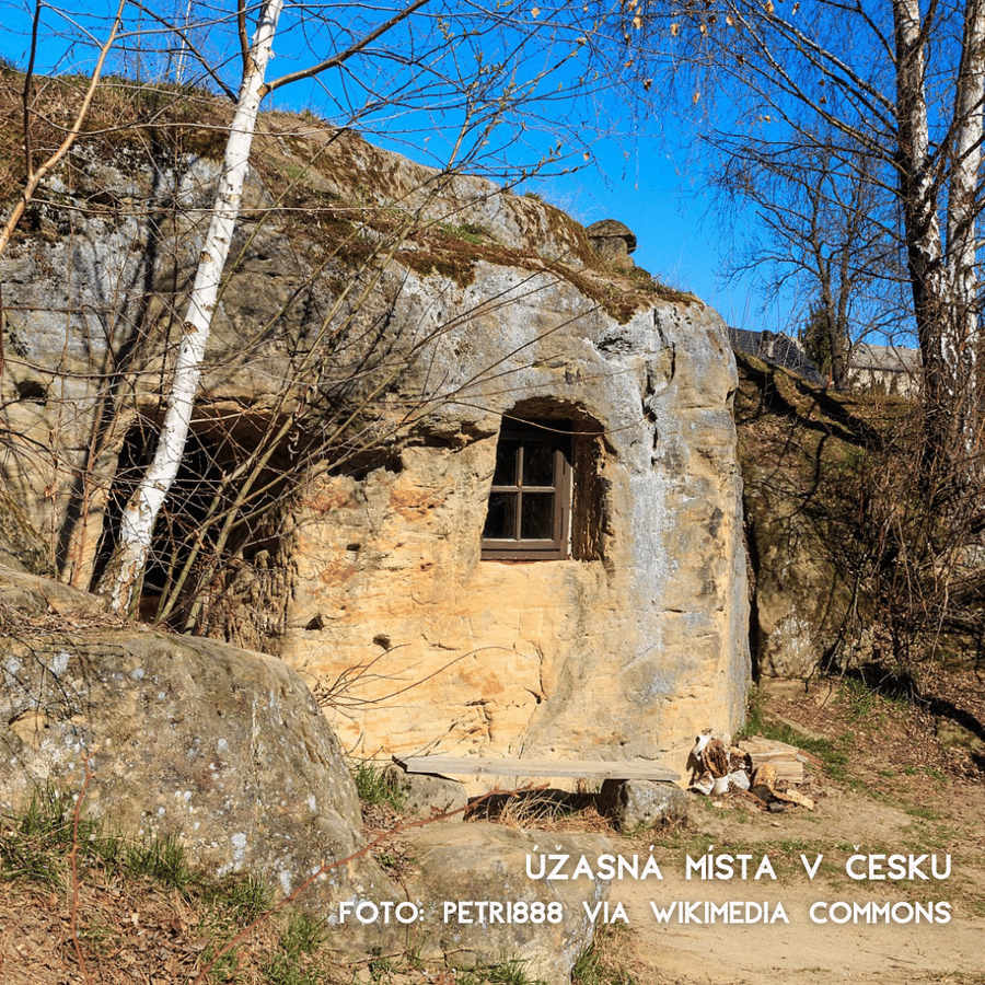 Pískovcová skalní obydlí Zderaz