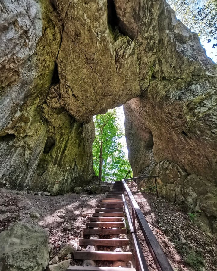 Skalní brána u zříceniny hradu Branky