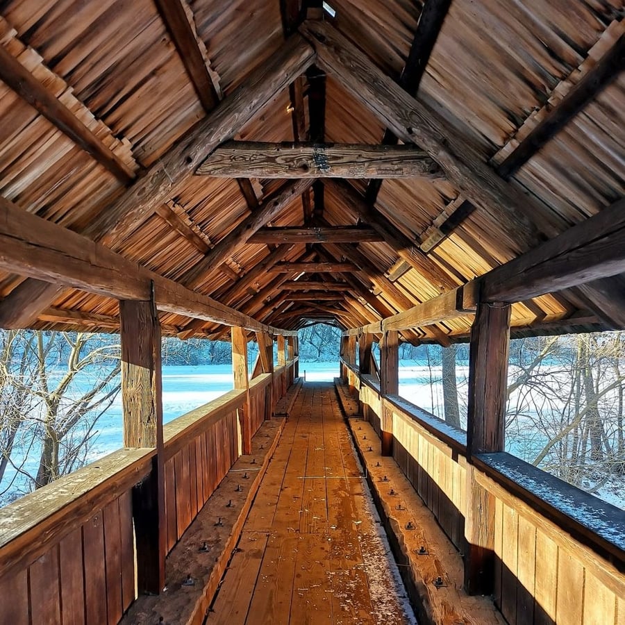 Krytá dřevěná lávka Švařec