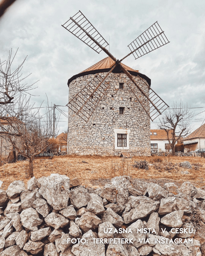 Větrný mlýn Ostrov u Macochy