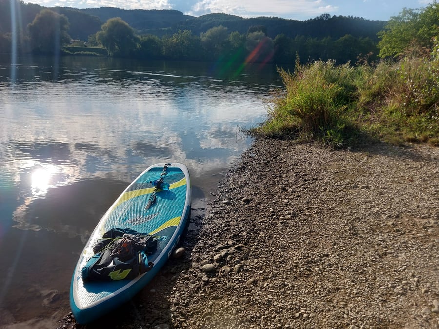 Váh nad haťou Dolné Kočkovce, ktorá je najstarší objekt Vážskej kaskády, postavená v roku 1935. 