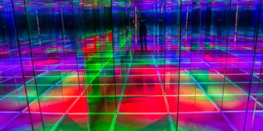 Skleněný labyrint v centru Prahy